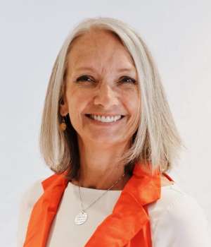 Carol Hollowell headshot